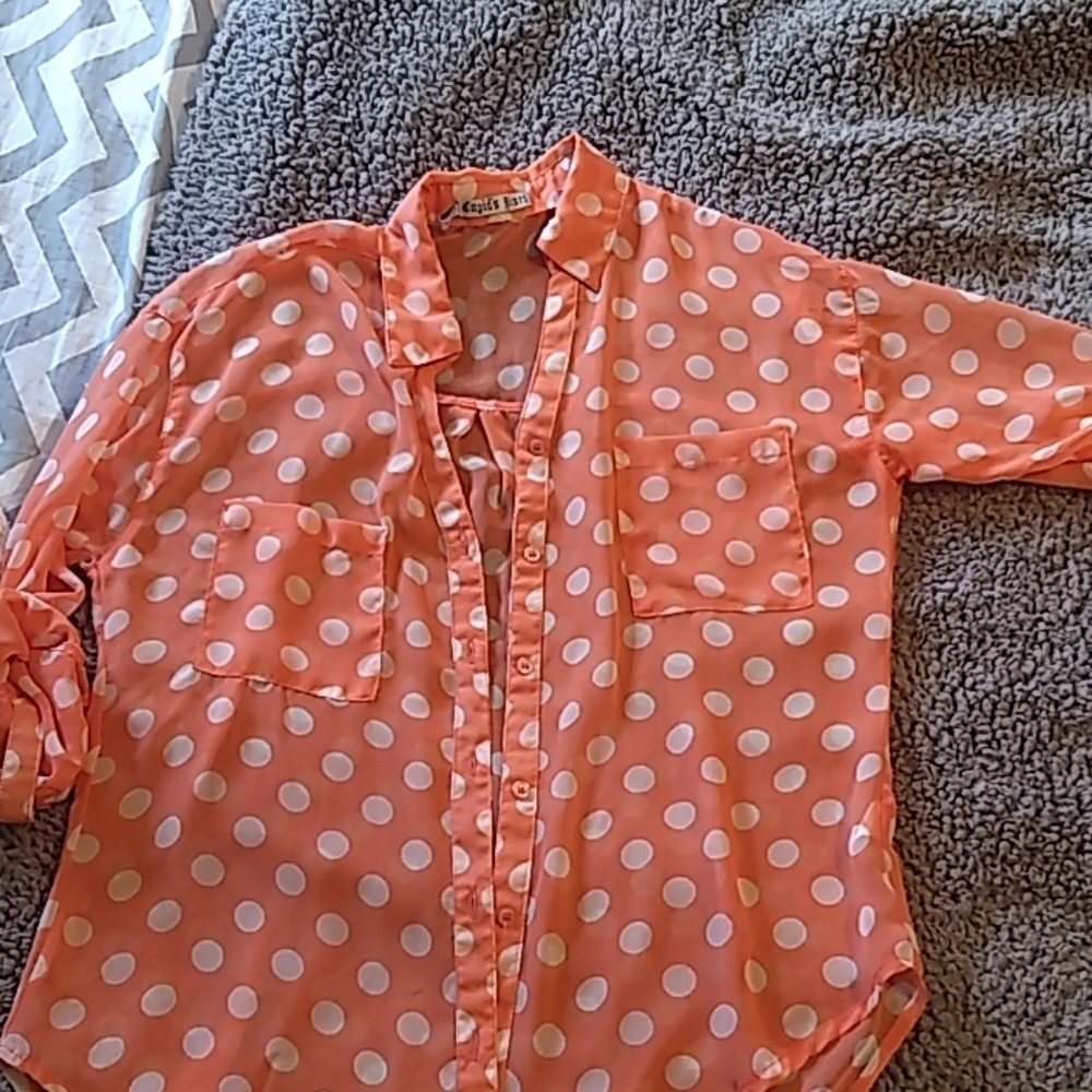 🤩 3/$20 Sheer, coral-colored button-up